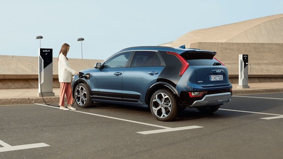 Der Kia Niro lädt an einer Öffentlichen Station