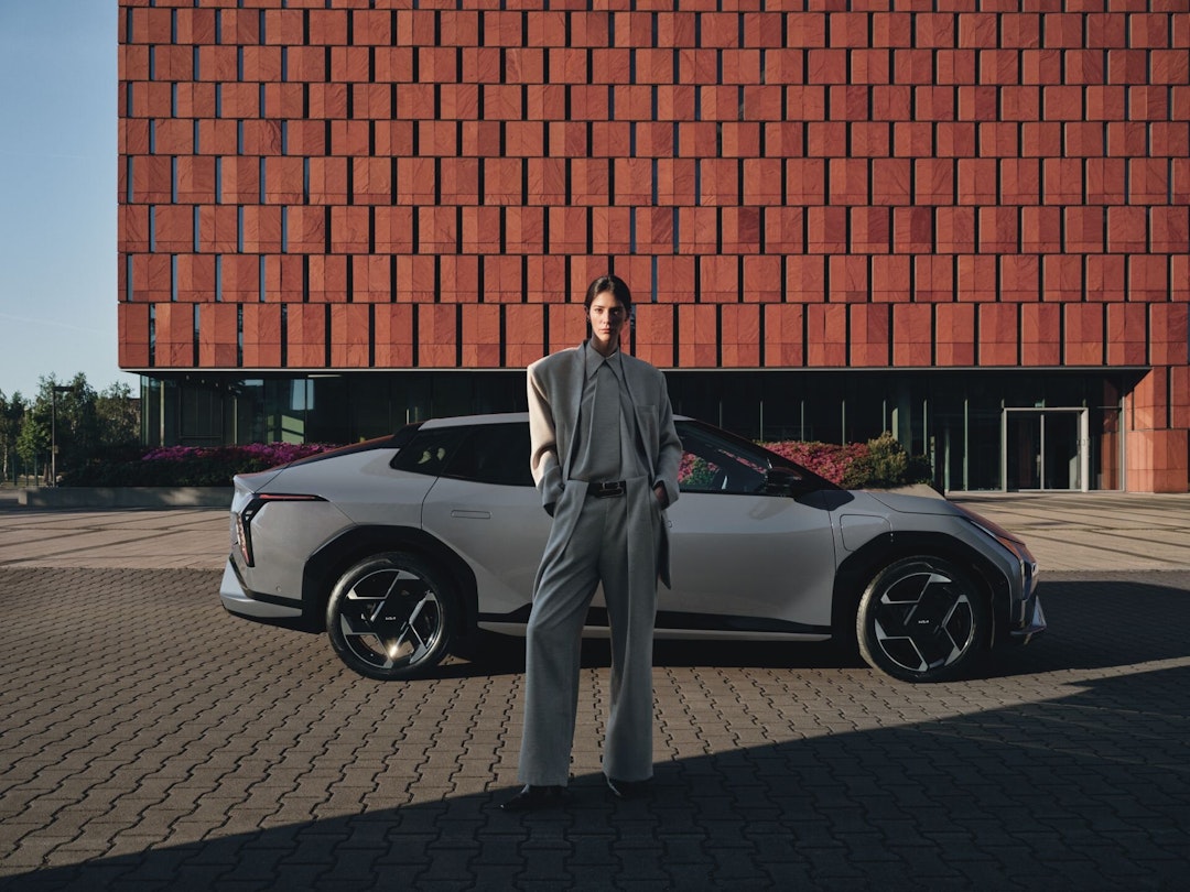 Una donna davanti alla Kia EV4 Fastback