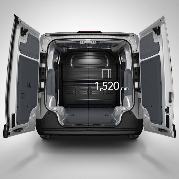 Heckansicht des Kia PV5 Cargo mit geöffneten hinteren Türen und Sicht auf den Laderaum