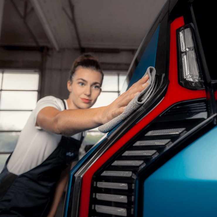Ein Herr prüft den Motor des Kia EV9