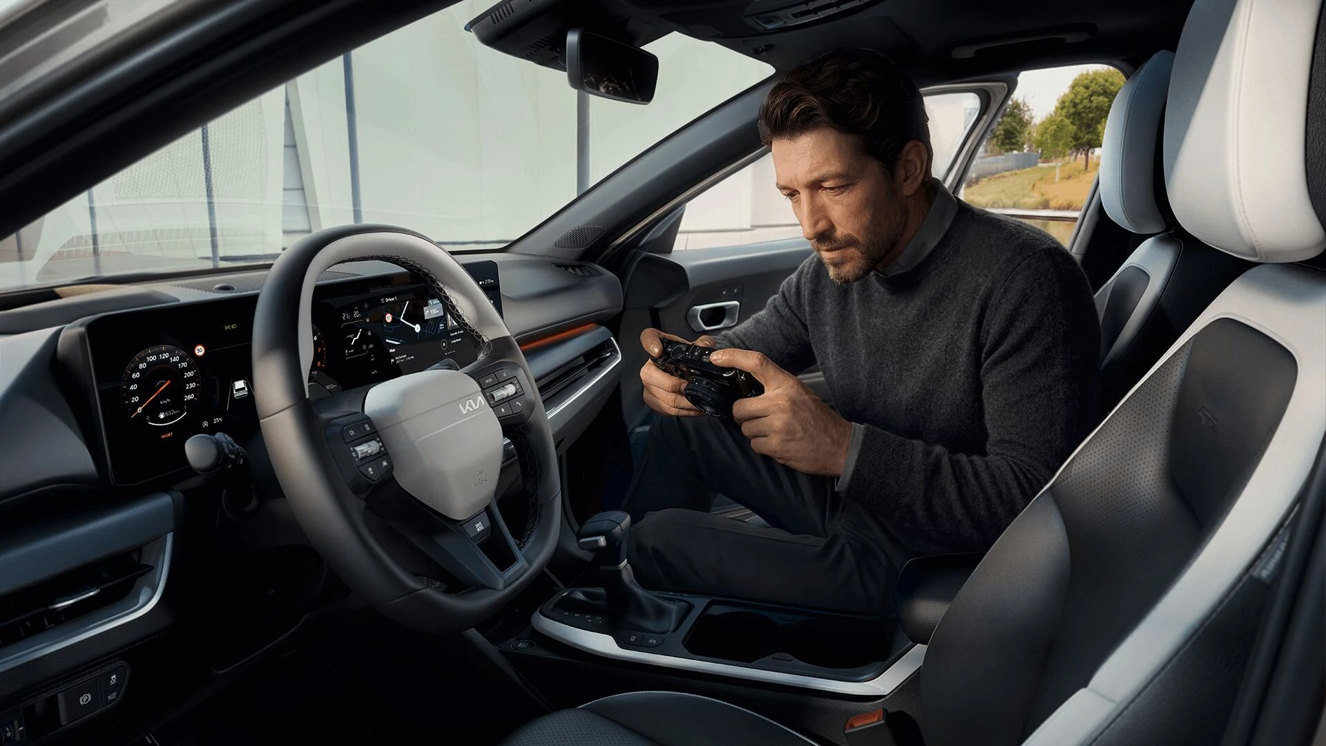 Ein Mann sitzt im Cockpit des Kia K4 Sportswagon