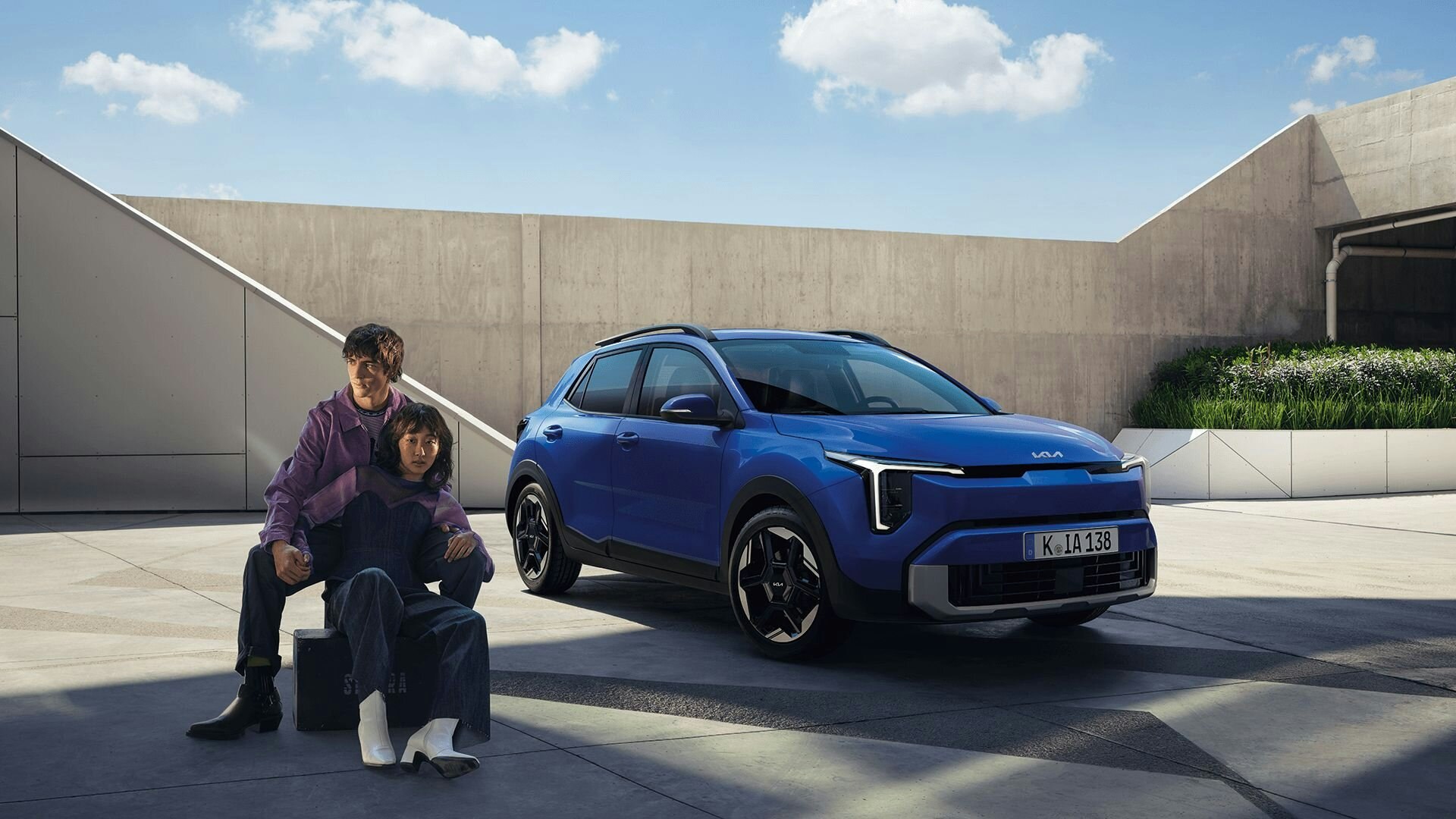 Zwei Personen sitzen vor dem neuen Kia Stonic