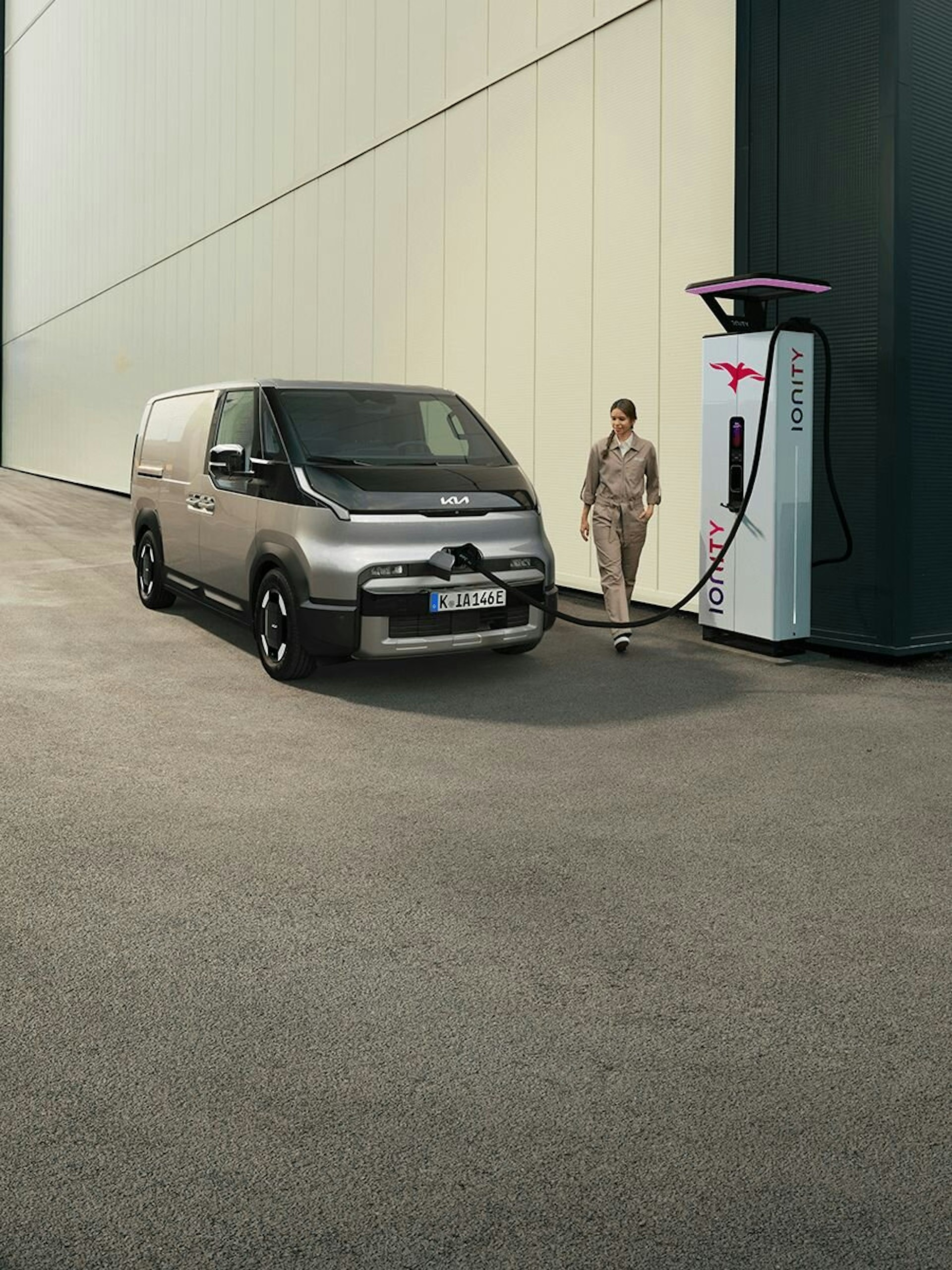 Nahaufnahme des vorderen Ladeanschlusses des Kia PV5 Cargo mit verbundenem Kabel