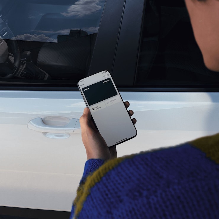 Eine Person bedient die Kia App