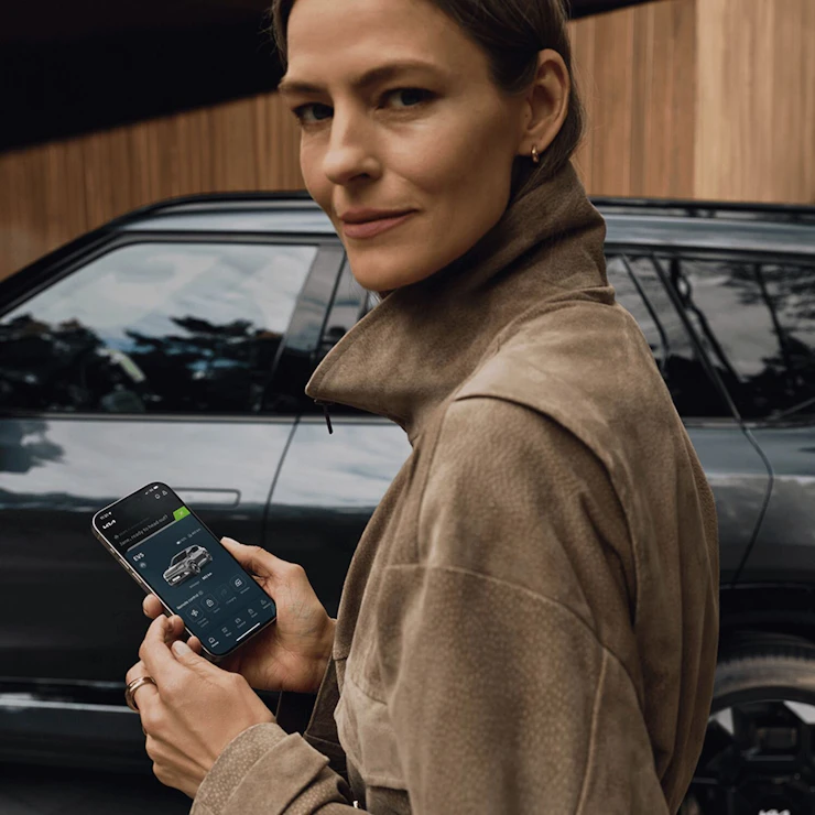 Eine Frau bedient die innovativen Funktionen des Kia EV5