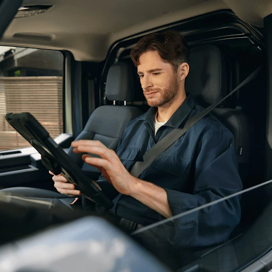 Ein Mann sitzt im Kia PV5 Chassis Cab