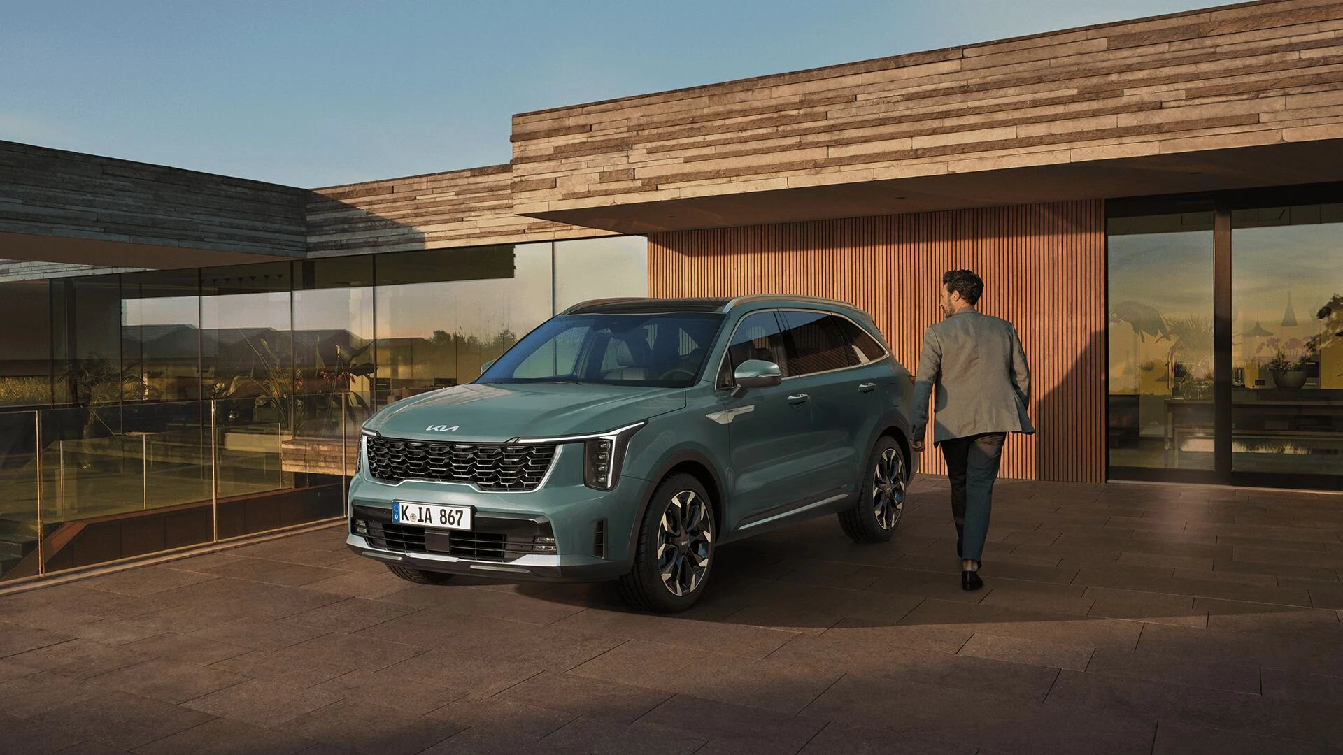 Ein Mann entfernt sich vom neuen Kia Sorento
