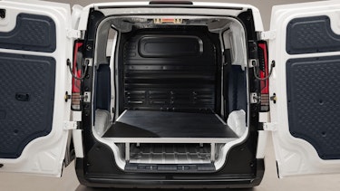 Leerer Kofferraum des Kia PV5