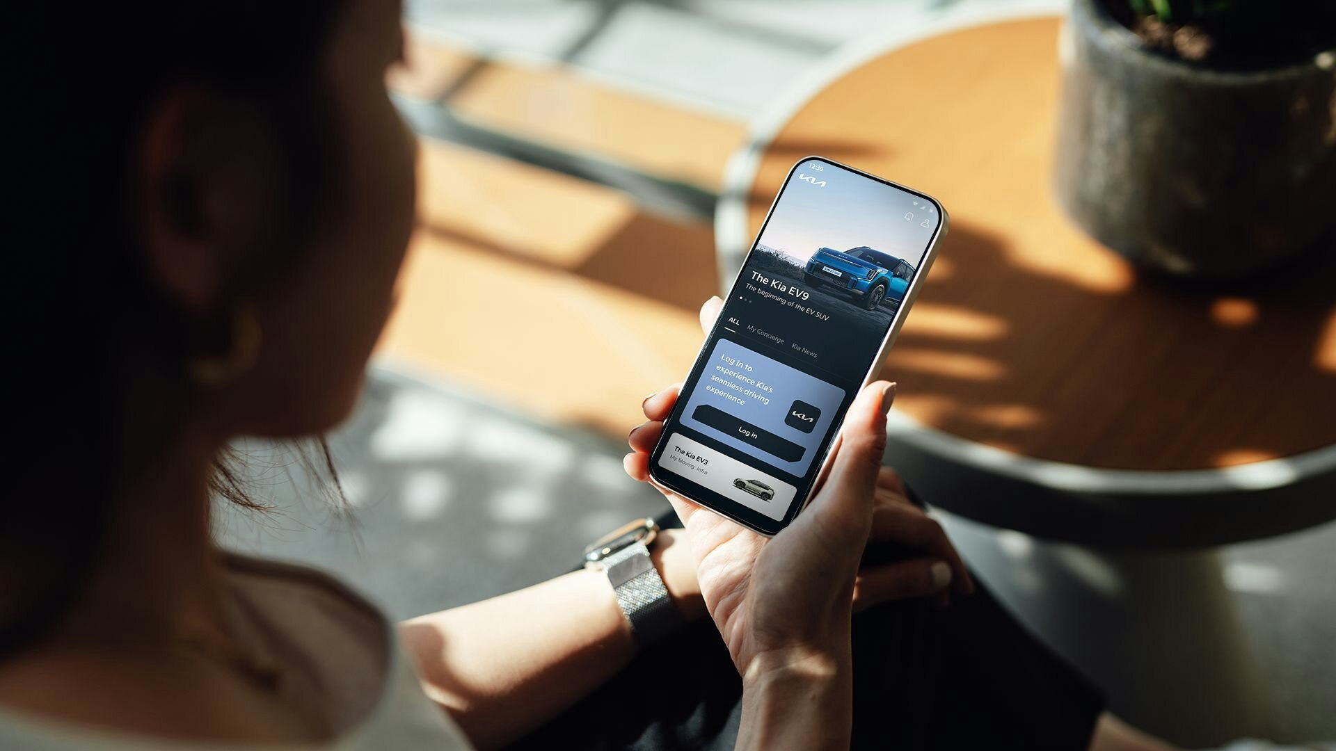 Eine Frau bedient Kia Connect