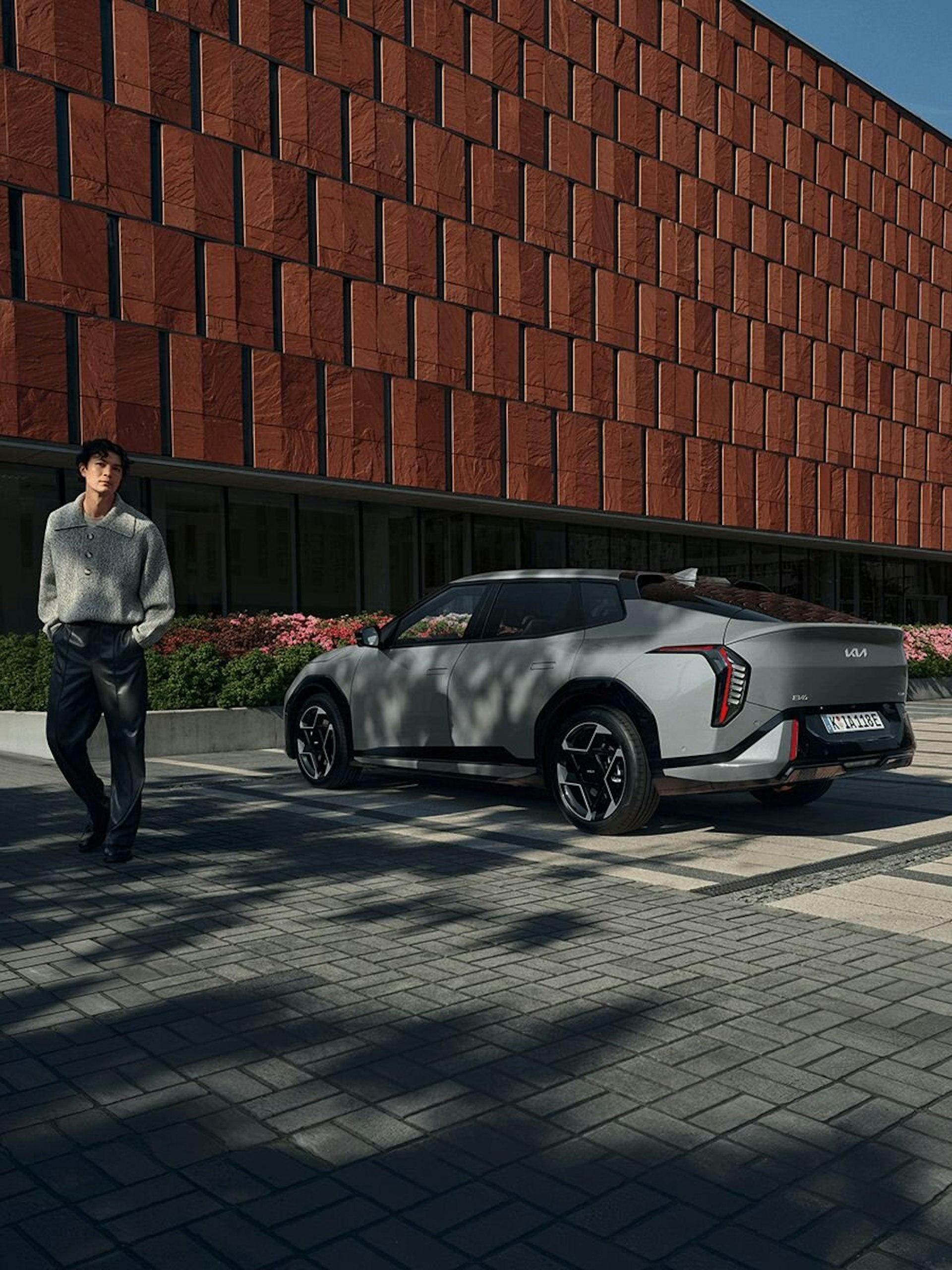 Ein Mann sitzt im Auto und schaut sich das Innendesign an